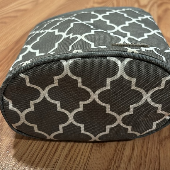 Jj cole bottle cooler. Insulated with outside and inside pocket. Has handle - Picture 5 of 6